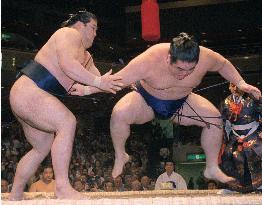 Ozeki Tochiazuma beats komusubi Wakanosato